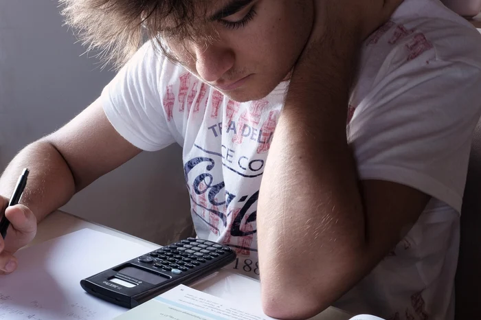 Elev îngrijorat cu privire la nota obținută de la BAC Foto: Pixabay.com 