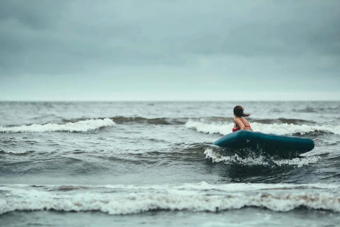 
    Fetele s-au  aventurat în  marea învolburată  