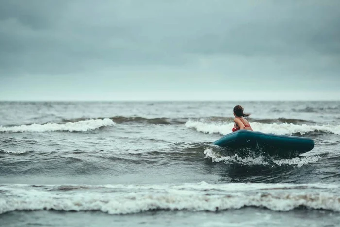 Fetele s-au aventurat în marea învolburată