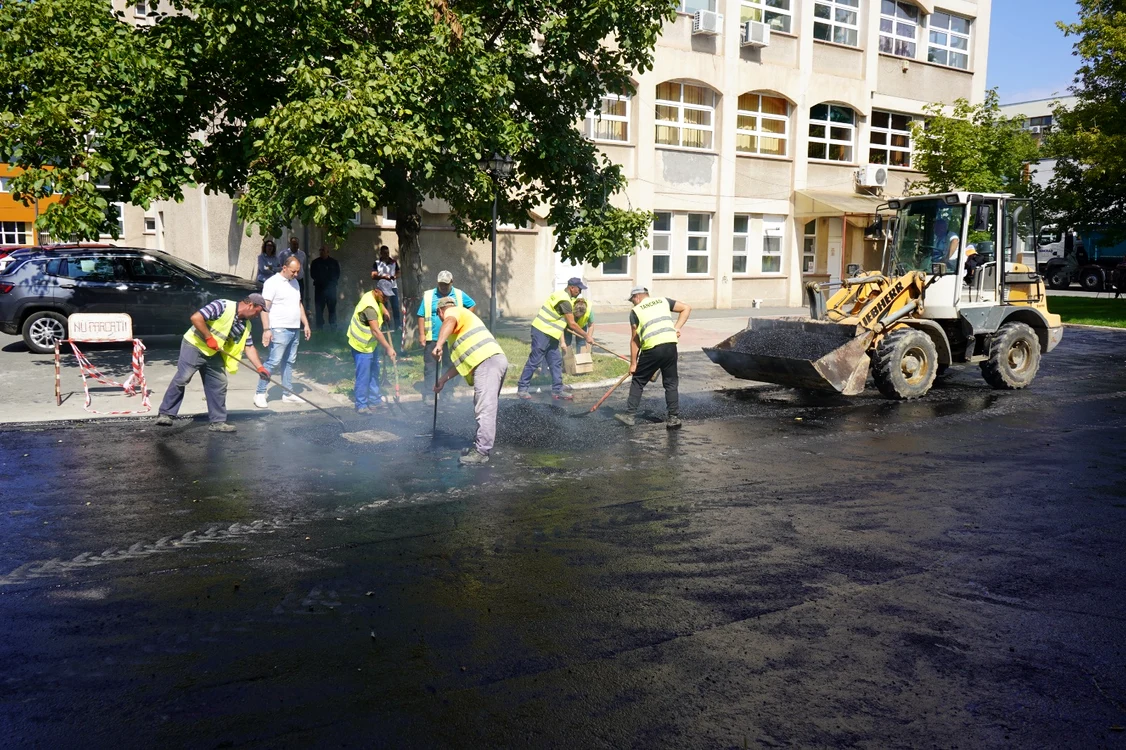 A începu testarea asfaltului cu plastic reciclat FOTO: UDJ Galați
