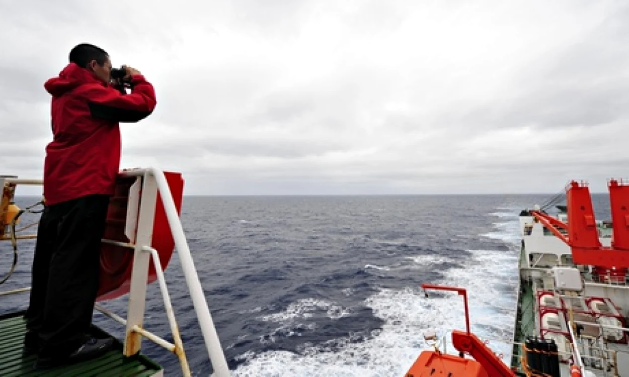 Autorităţile malaysiene au anunţat că un elicopter şi cinci nave au fost mobilizate pentru efectuarea operaţiunilor de căutare a supravieţuitorilor. FOTO  Xinhua/Landov/Barcroft Media