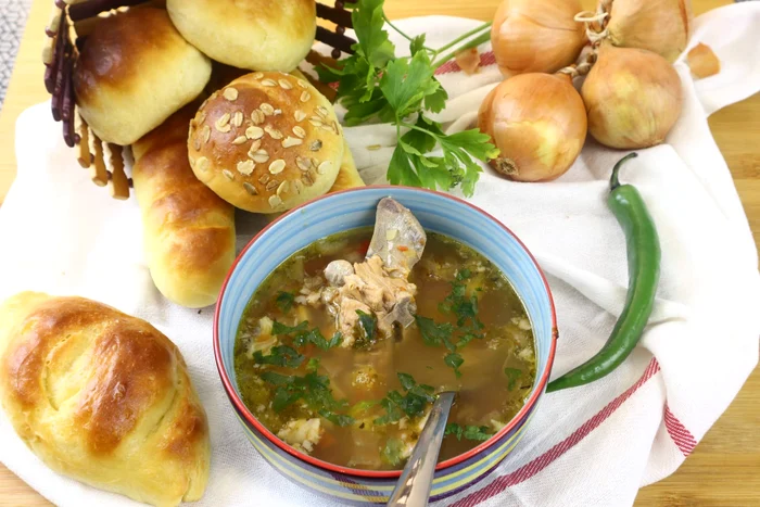 Ciorbă de oase de porc cu zeamă de varză.