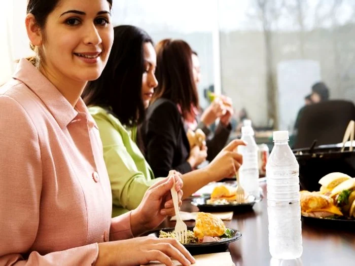 Prânzul la locul de muncă este mai mult decât o pauzăFoto Shutterstock