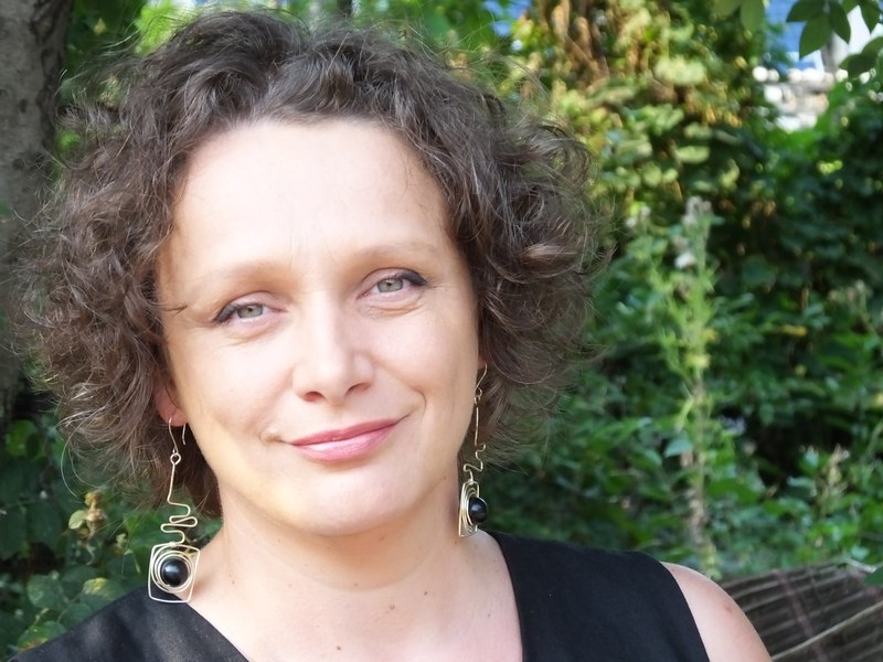 Moni Stănilă, poetă: „Pasiunea pentru fotbal este o formă de comunicare cu tata“