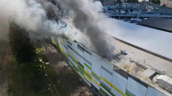 Au ars aproximativ 500 de metri pătrați din fațada și acoperișul. FOTO: Facebook / Arad Online