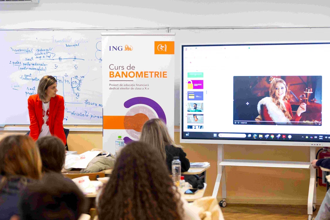Un instructor de educație financiară explică liceenilor care ar trebui să fie relația cu banii