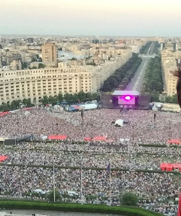 Concert Robbie Williams la Bucureşti. 60.000 de spectatori sunt în Piaţa Constituţiei