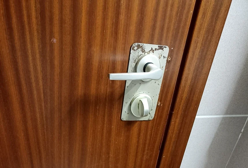 Românului i s-a trântit ușa în nas FOTO Arhivă