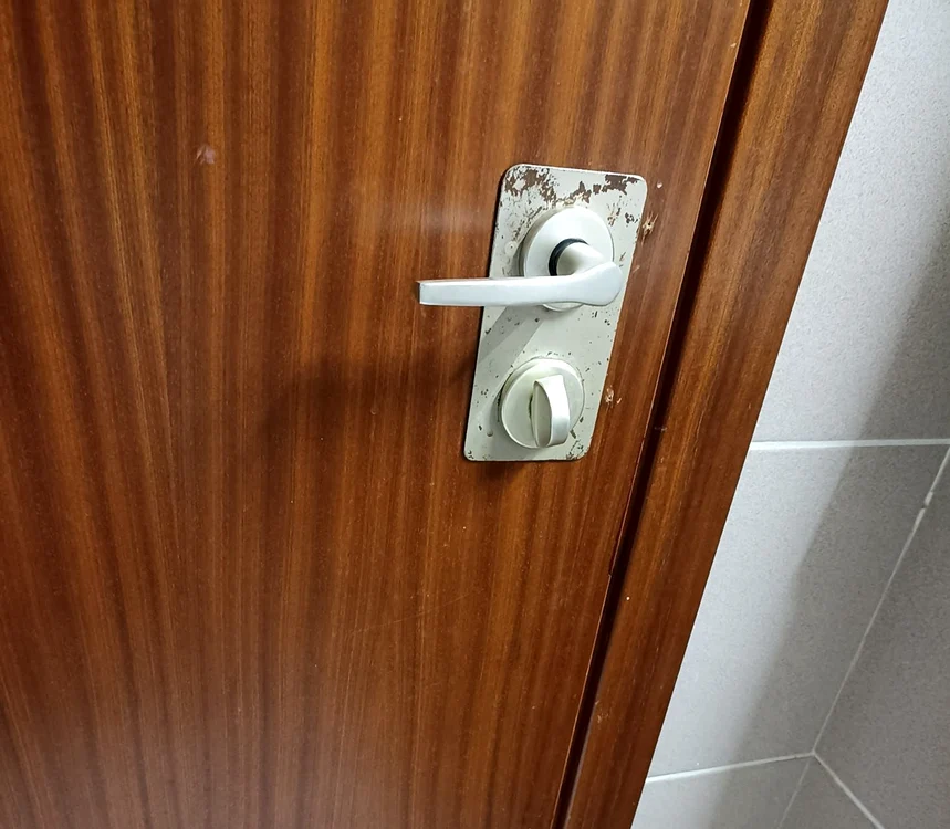 Uși vechi, prize cu probleme și calorifere ruginite într-o cameră de 4 stele. FOTO Facebook