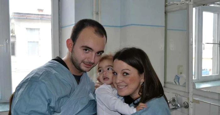 Voluntarii Anamaria Nyeki şi Sebastian Dehelean alături de Darius