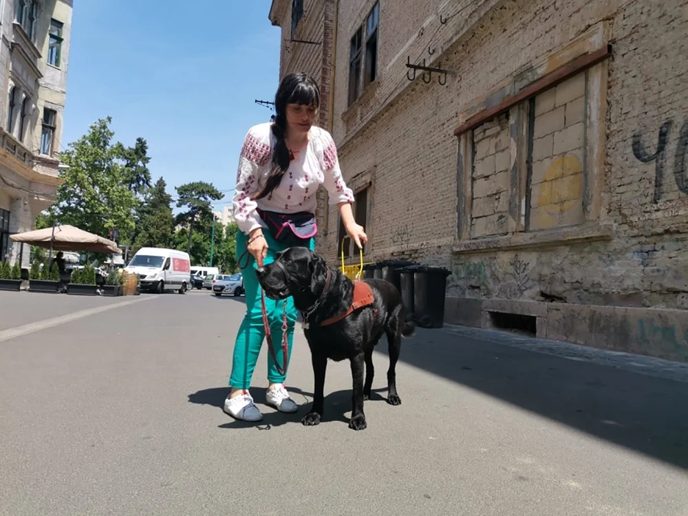 Simona şi labradorul Chili FOTO Ş.Both