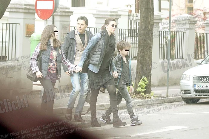 
    Andreea şi iubitul  ei  nu-i scapă  din ochi pe copii (Fotografii: Mihai Ionescu)  