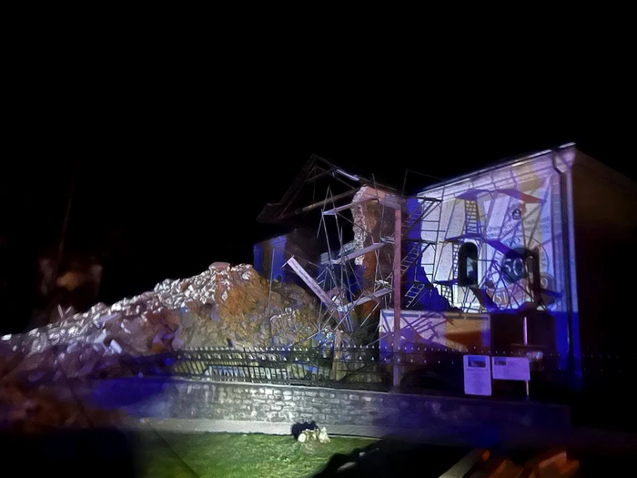 Turnul s-a prăbușit în stradă FOTO: FB