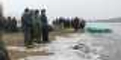 La 72 de ore de la tragedie, scafandrii nu au reuşit încă să găsească cadavrul tatălui