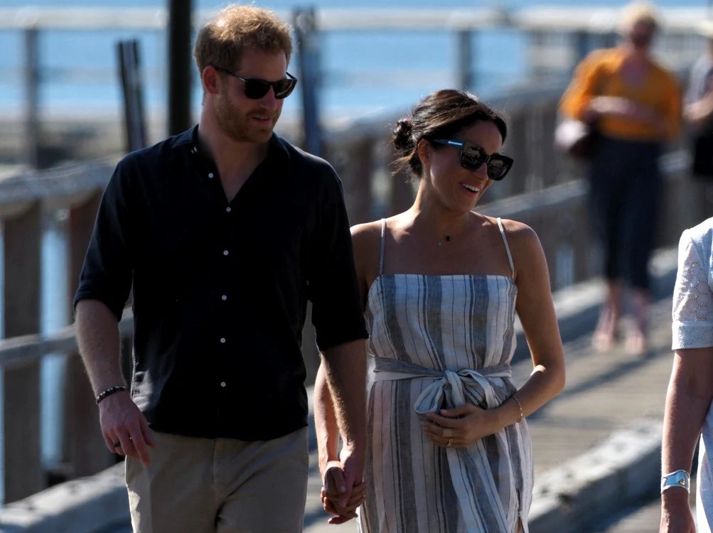 
    După ce a ajuns la ţărm, Meghan Markle a dus mâna la burtică, semn că bebe îşi făcea simţită prezenţafoto: Profimedia  