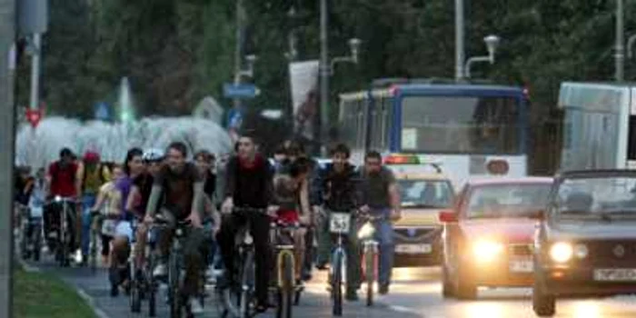 Timişoara: Zeci de biciclişti au ieşit la o tură-fulger prin traficul aglomerat