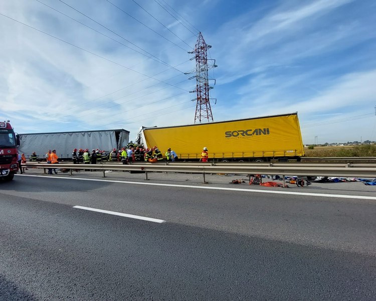 Grav accident pe A1 București-Pitești. Două autoturisme și două tiruri implicate. Starea victimelor FOTO