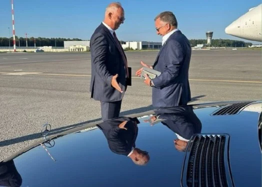 Dolarii înlocuiesc diplomația în discuțiile dintre Statele Unite și Rusia?