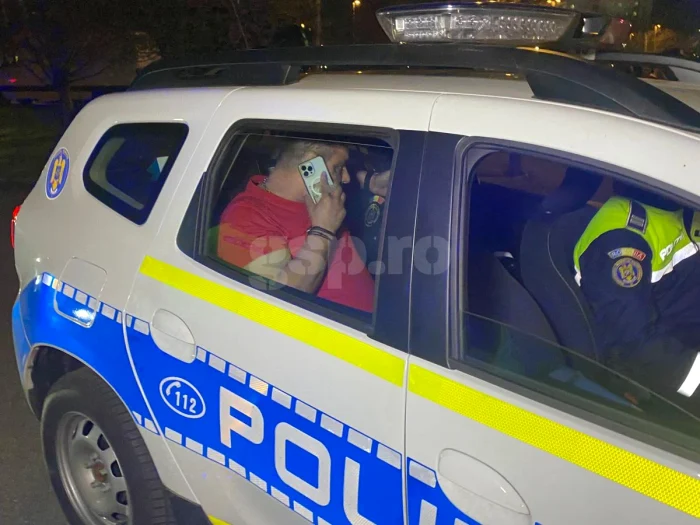 Ionel Ganea, ”sunând un prieten” după ce a fost ridicat de polițiști. Foto gsp.ro