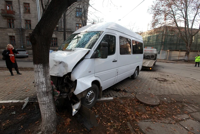 Soția șoferului de pe microbuz așteaptă lângă mașina accidentată