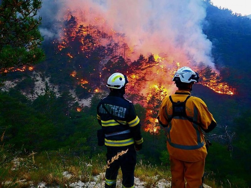 Pompierii români intervin, de peste 48 de ore, pentru limitarea propagării unui incendiu în Franța