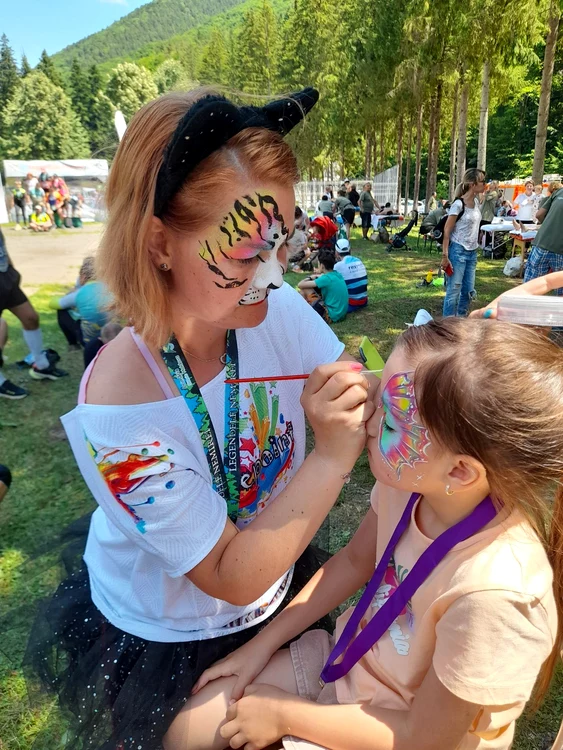 Adriana în timpul uynei ședințe de pictură pe fața unei micuțe FOTO arhiva personală
