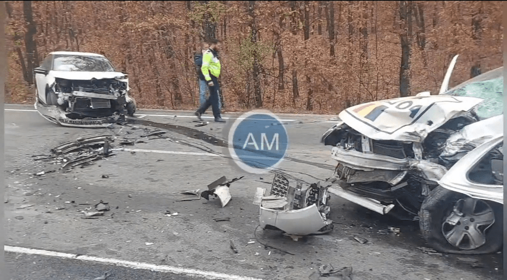 O autospecială aflată în misiune a intrat pe contrasens și a lovit o altă mașină. Doi răniți