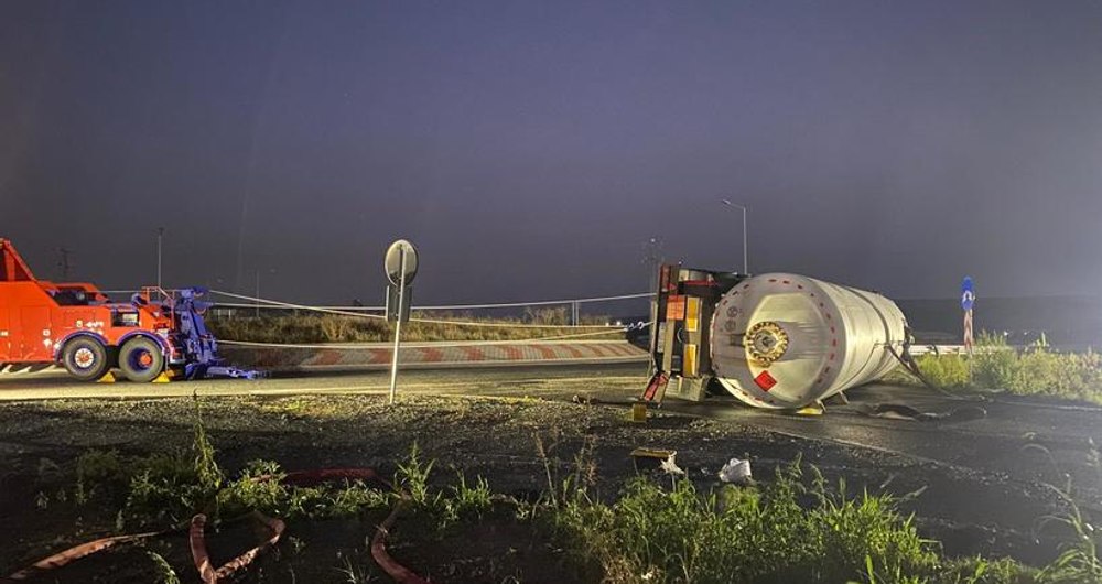 Cisterna cu gaz metan răsturnată la Vaslui, greu de ridicat: autoritățile au adus un buldozer