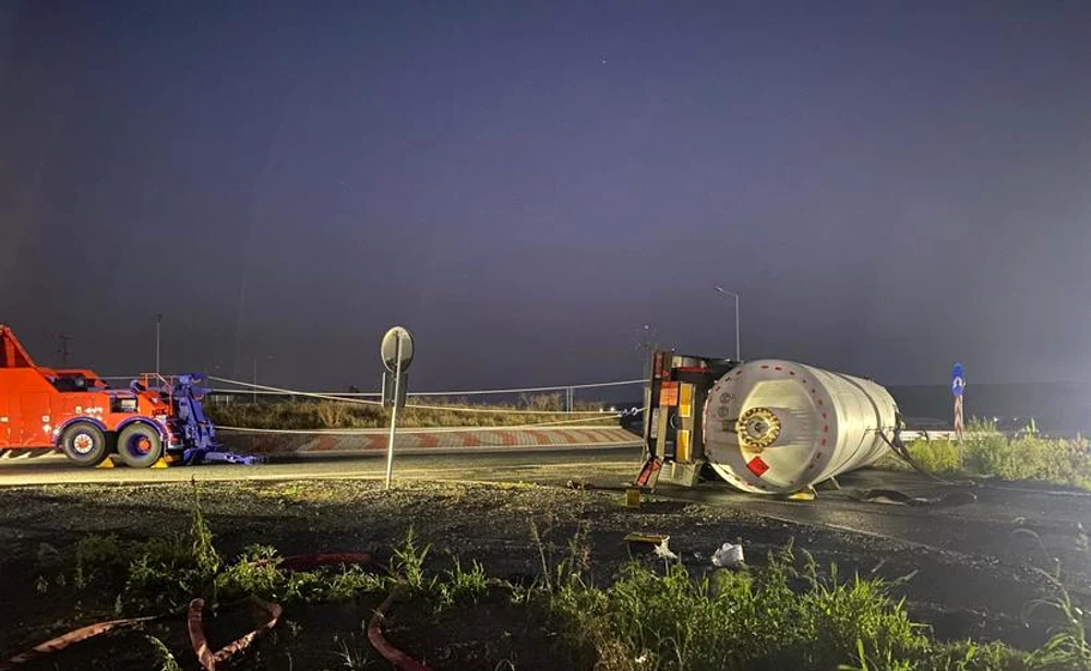 Cisterna cu gaz metan răsturnată la Vaslui, greu de repus pe roți FOTO: ISU Vaslui