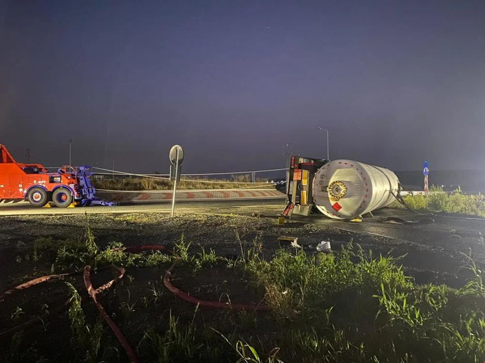 Cisterna cu gaz metan răsturnată la Vaslui, greu de ridicat: autoritățile au adus un buldozer