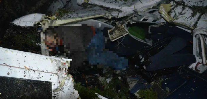 Imagine şocantă. Adrian Iovan, în cabina pilotului FOTO: salvamontistul bihorean Mircea Petrescu