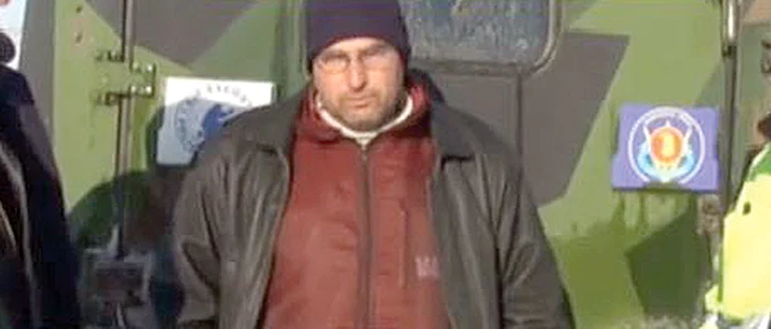 
    Oamenii au fost testaţi  de medicii de pe ambulanţe  şi au primit un ceai cald  