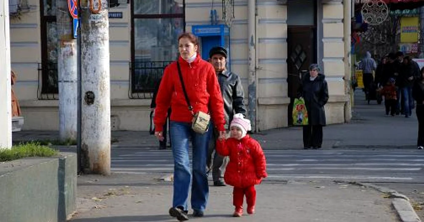 Mămicile aleg să stea acasă cu copiii până la doi ani dacă soţii au salarii mai mari, foto Ciprian Dragomir