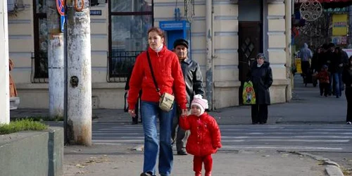 Mămicile aleg să stea acasă cu copiii până la doi ani dacă soţii au salarii mai mari, foto Ciprian Dragomir