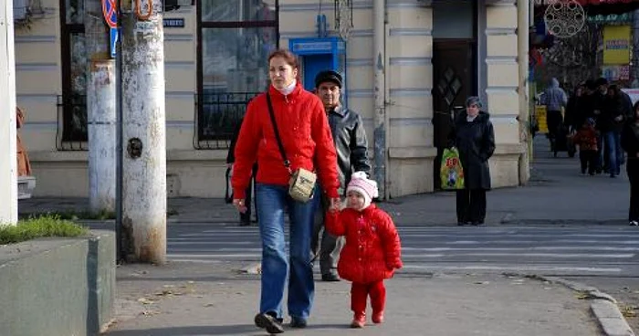 Mămicile aleg să stea acasă cu copiii până la doi ani dacă soţii au salarii mai mari, foto Ciprian Dragomir