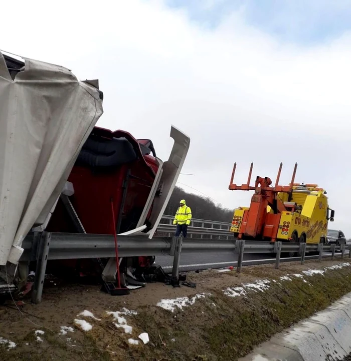 TIR răsturnat în Timiş