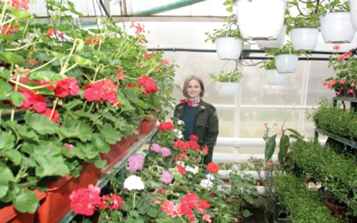 Inginerul Oana Gheorghiu printre jardiniere de flori, aşa cum vor arăta ele şi în luna mai