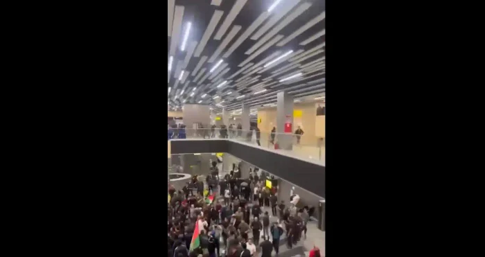 Sute de bărbați au năvălit în aeroportul din Mahacikala FOTO captură video X