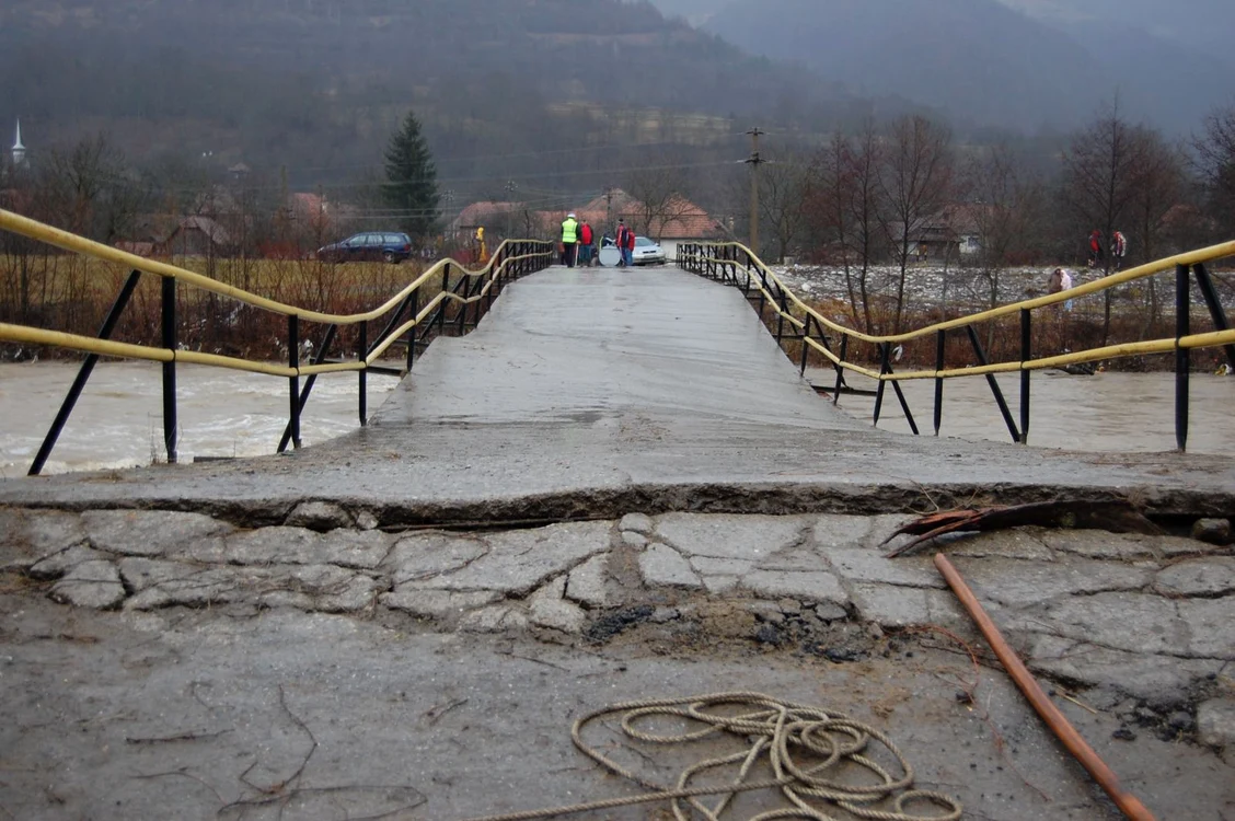 Podul de la Lunca Arieşului nu mai poate fi utilizat