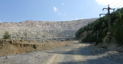 Cariera de la Roşia Poieni, unde se află cel mai mare zăcământ de cupru din România