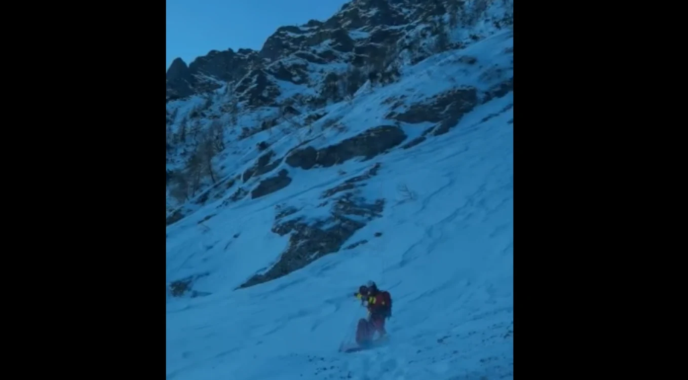 Alpinista a căzut într-o prăpastie din Valea Albă FOTO captură video