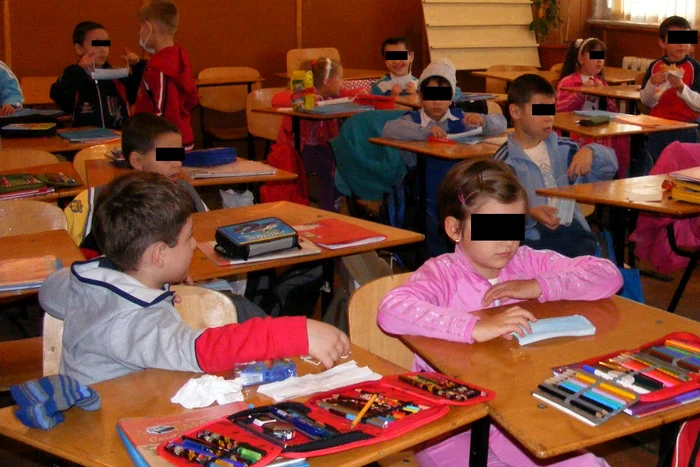 Elevi de clasa întâi de la o şcoala din Buzău