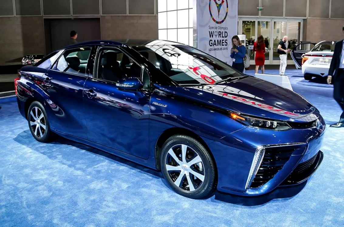 Modelul Toyota Mirai, anunţat de japonezi anul trecut şi lansat în acest an, foloseşte hidrogenul drept combustibil