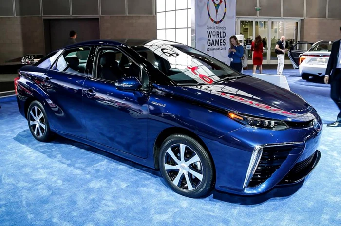 Modelul Toyota Mirai, anunţat de japonezi anul trecut şi lansat în acest an, foloseşte hidrogenul drept combustibil