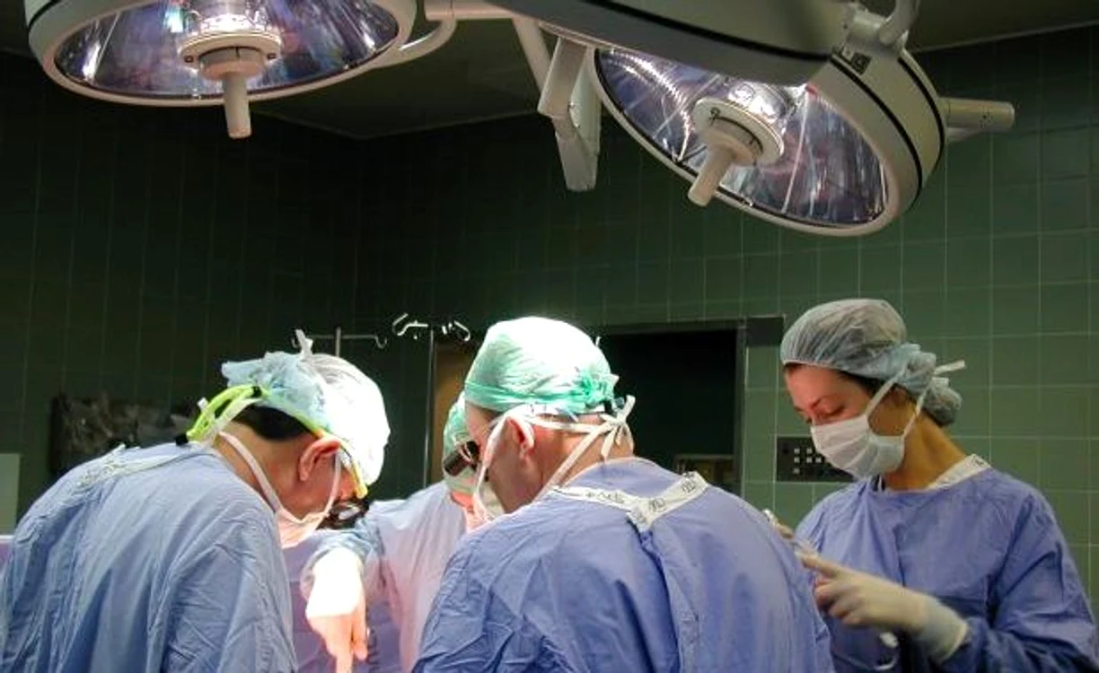 
    În 2007, medicii au extras un burete chirurgical de mărimea unui grepfrut din abdomenul femeii  