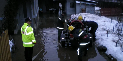 Pompierii s-au chinuit mai bine de 16 ore ca să scoată apa din curţile oamenilor