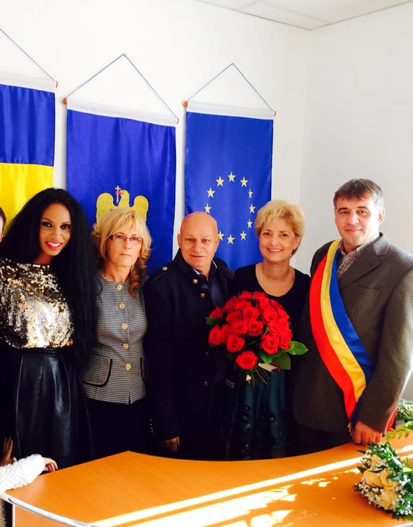 
    Laurette pare foarte atașată de noul partener de viață al mamei sale. Ceremonia a avut loc la Primăria Siliștea, județul Brăilafoto: arhiva personală  