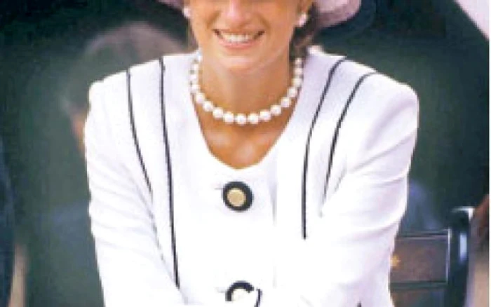 Prinţesa Diana, în august 1995, purtând inelul de logodnă