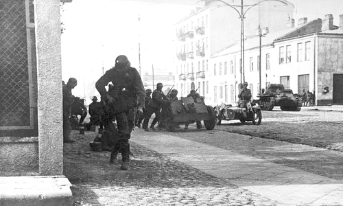 Sodați germani pe străzile Varșoviei - 27 septembrie 1939 (© Arhivele Naționale ale Poloniei)