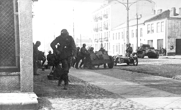 Sodați germani pe străzile Varșoviei - 27 septembrie1939 (© Arhivele Naționale ale Poloniei)